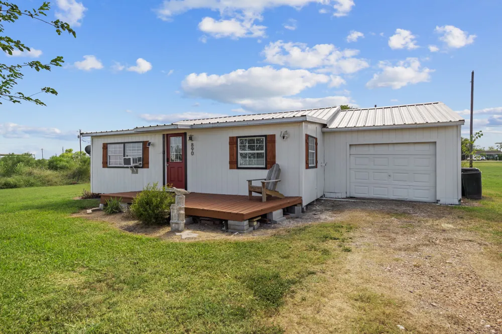 890 Quailrun Avenue Port Lavaca, TX 77979