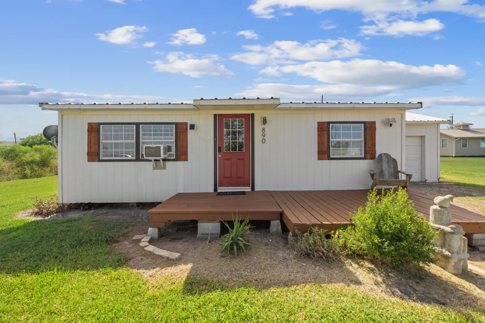 890 Quailrun Avenue Port Lavaca, TX 77979