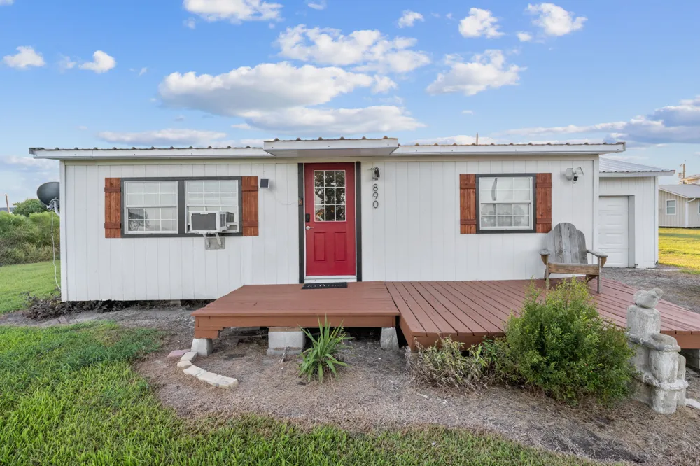 890 Quailrun Avenue Port Lavaca, TX 77979