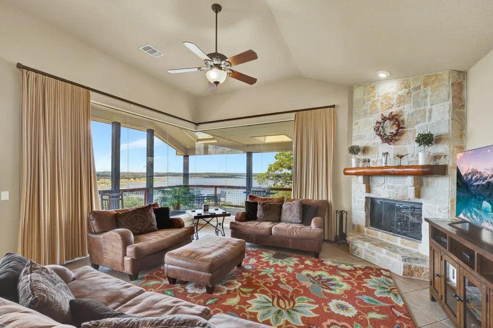 1525 Lakeside Drive W Canyon Lake, TX 78133