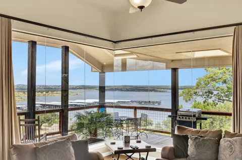 1525 Lakeside Drive W