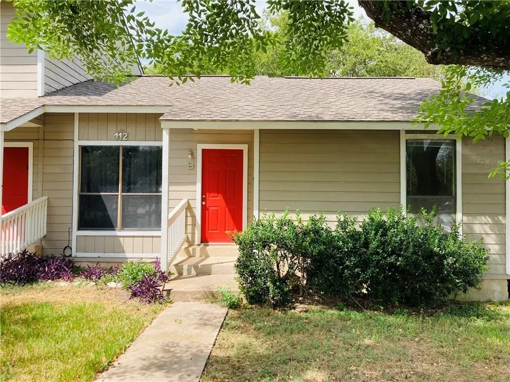 112 Hillside Cove #B Elgin, TX 78621