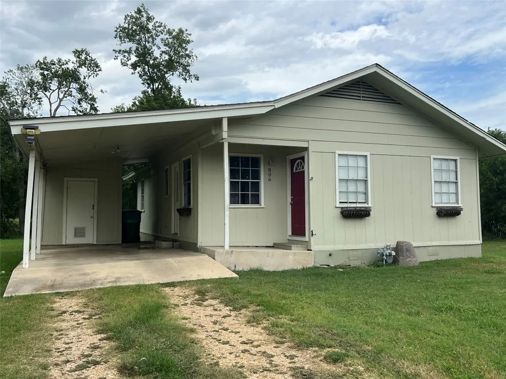 806 W 8th Street Taylor, TX 76574