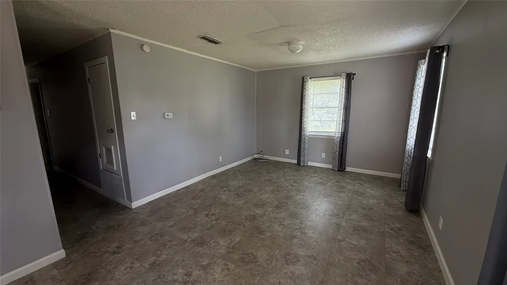 806 W 8th Street Taylor, TX 76574