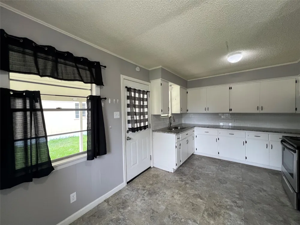 806 W 8th Street Taylor, TX 76574