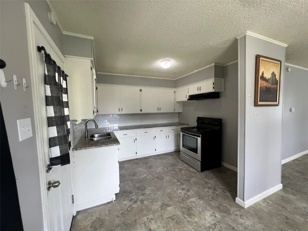 806 W 8th Street Taylor, TX 76574