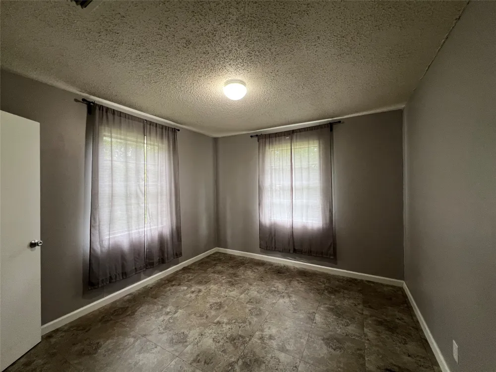 806 W 8th Street Taylor, TX 76574