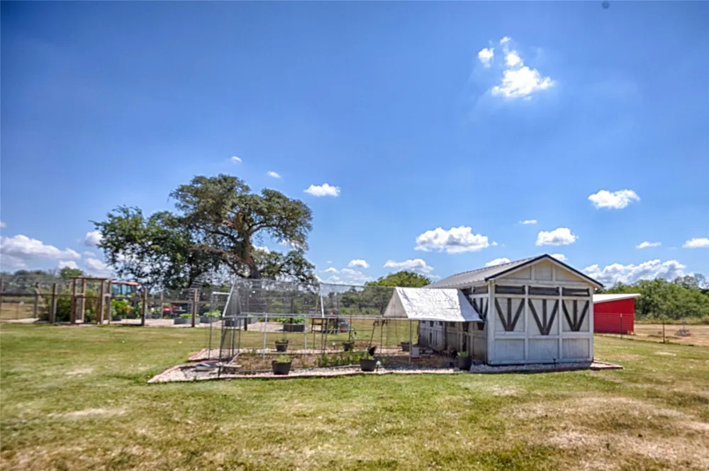 2666 County Road 247 Moulton, TX 77975