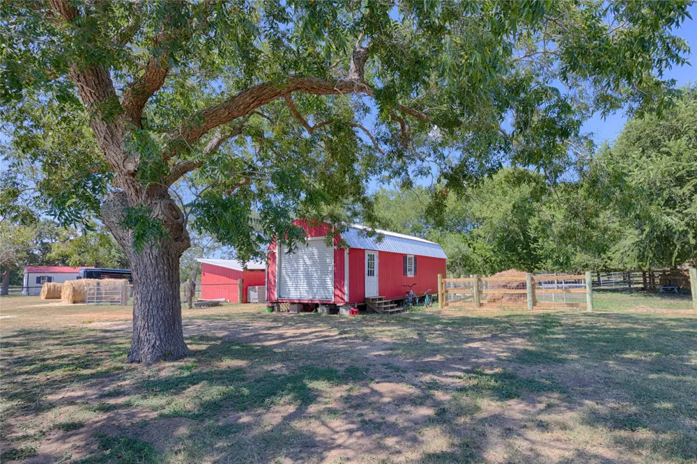 2666 County Road 247 Moulton, TX 77975