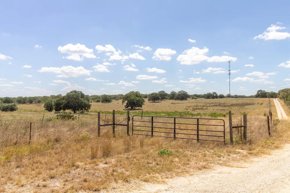 9729 FM 775 Floresville, TX 78114