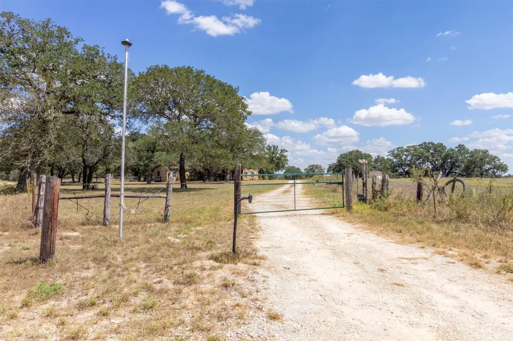 9729 FM 775 Floresville, TX 78114