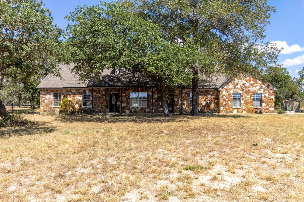 9729 FM 775 Floresville, TX 78114