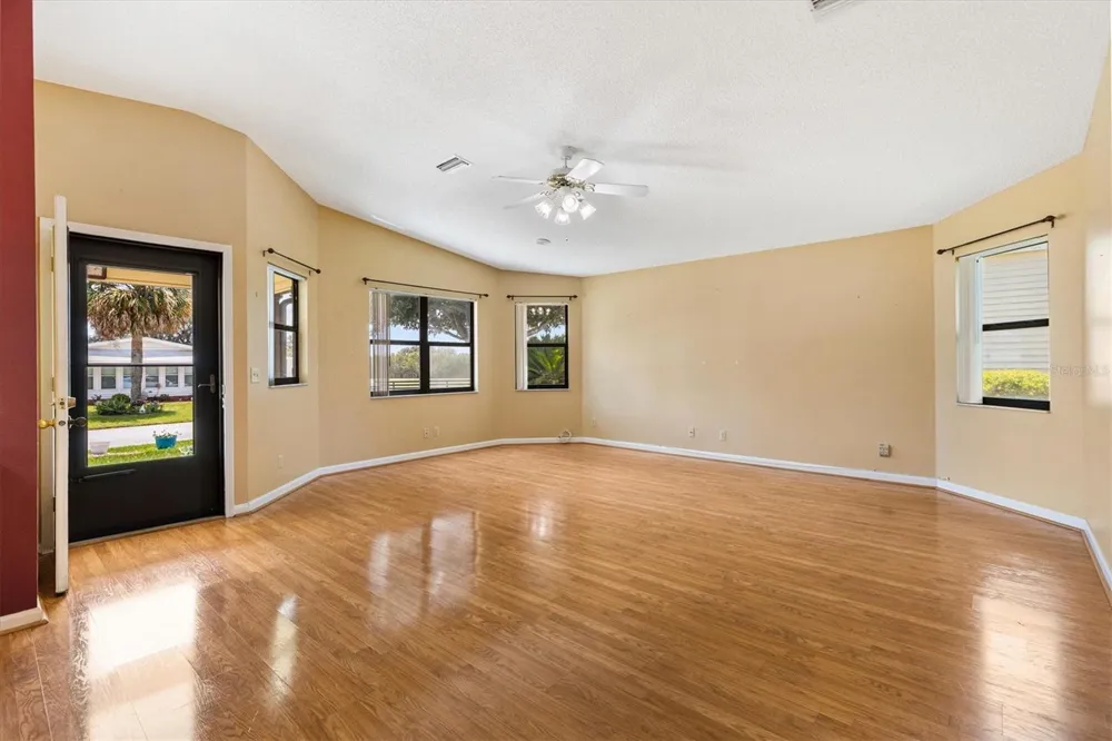 1532 E SCHWARTZ BOULEVARD Lady Lake, FL 32159