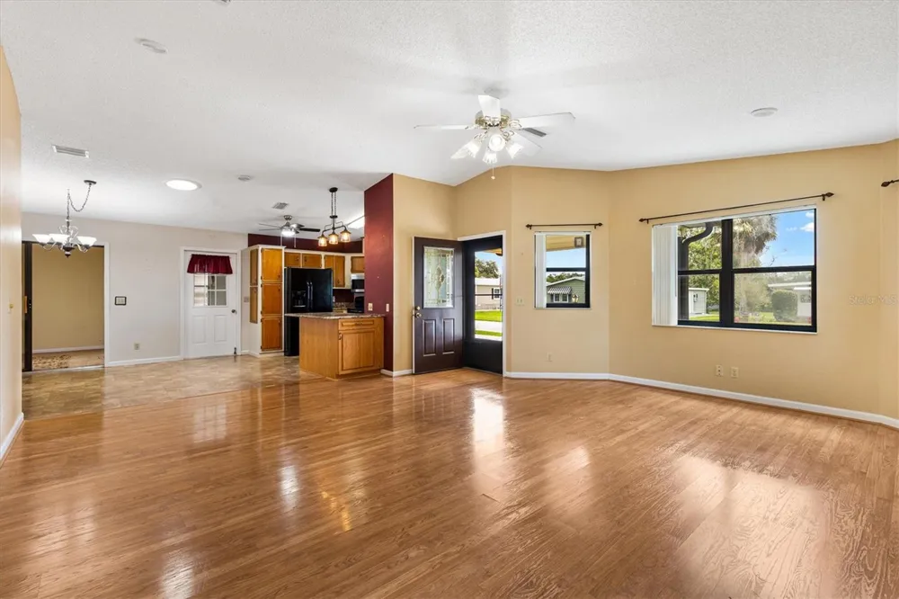 1532 E SCHWARTZ BOULEVARD Lady Lake, FL 32159