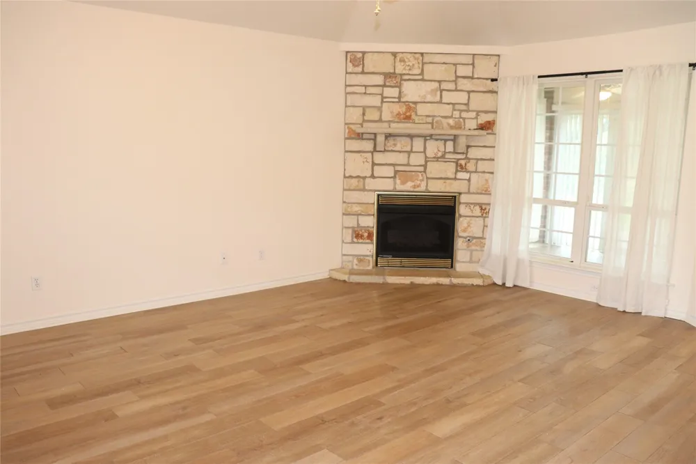 211 Fox Crossing Burnet, TX 78611
