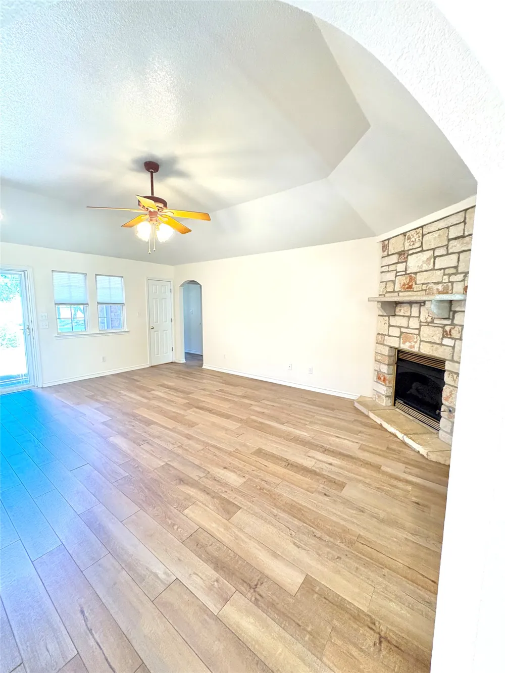 211 Fox Crossing Burnet, TX 78611