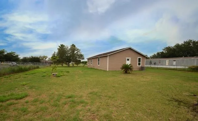 245 Cross Lake Drive Pleasanton, TX 78064