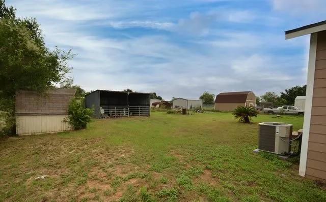 245 Cross Lake Drive Pleasanton, TX 78064