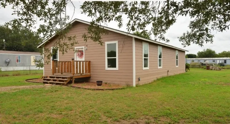 245 Cross Lake Drive Pleasanton, TX 78064