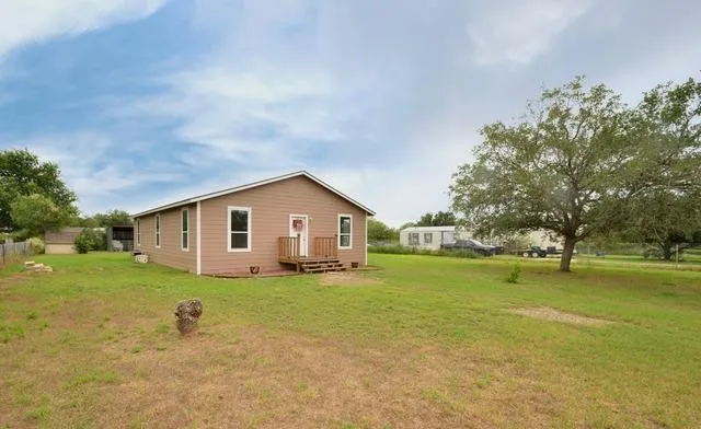 245 Cross Lake Drive Pleasanton, TX 78064