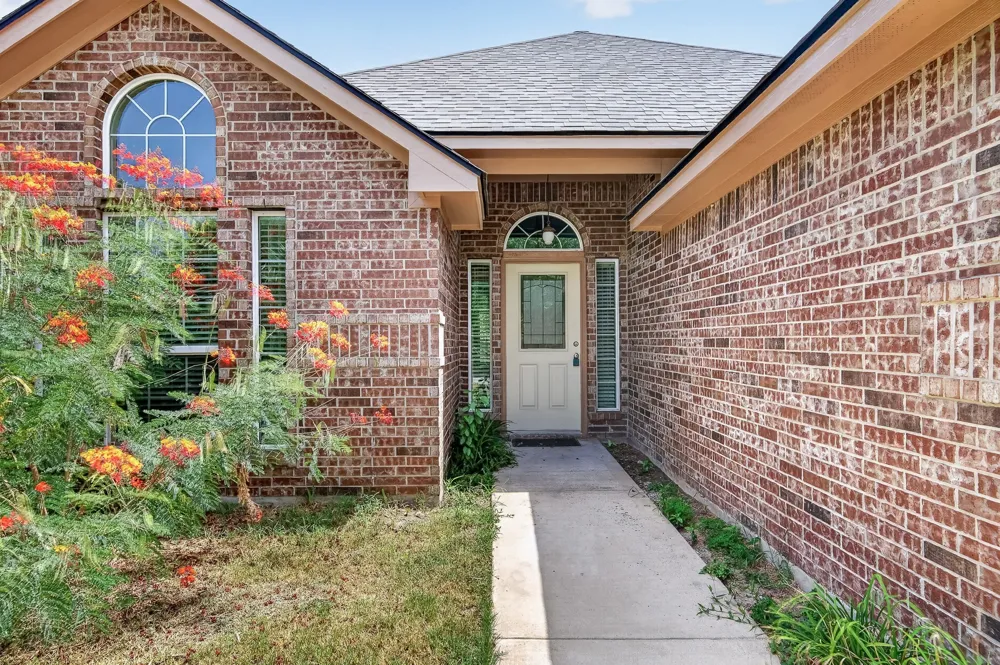 1512 Shadow Walk Lockhart, TX 78644
