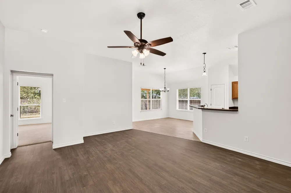1512 Shadow Walk Lockhart, TX 78644