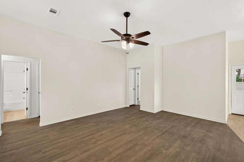 1512 Shadow Walk Lockhart, TX 78644