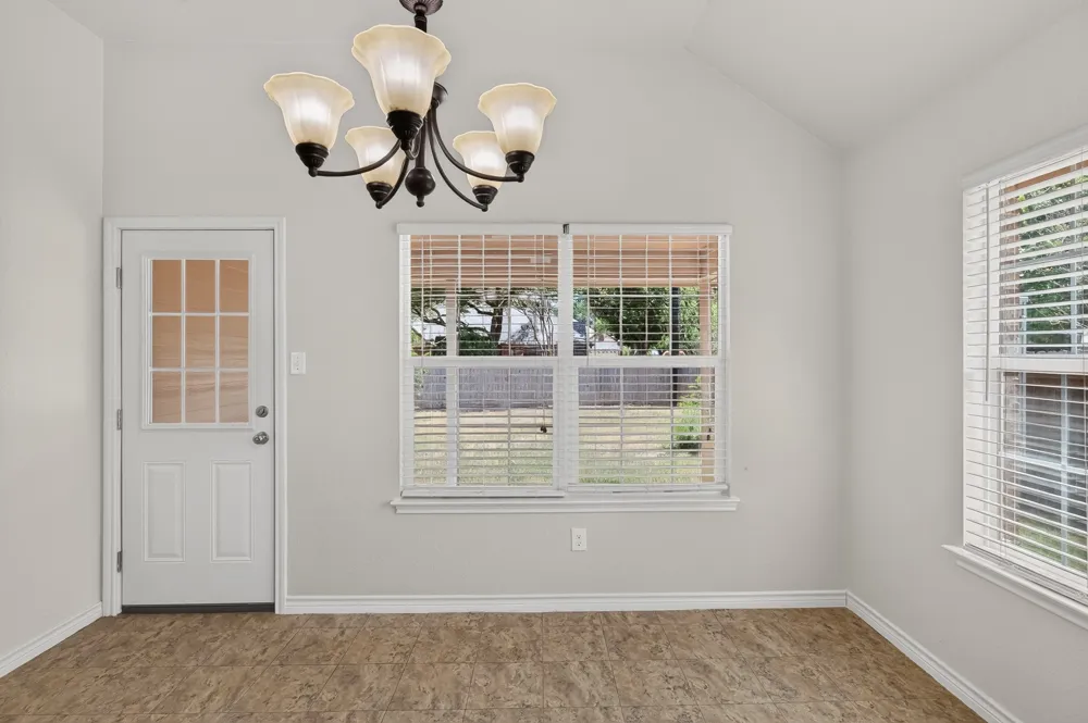 1512 Shadow Walk Lockhart, TX 78644