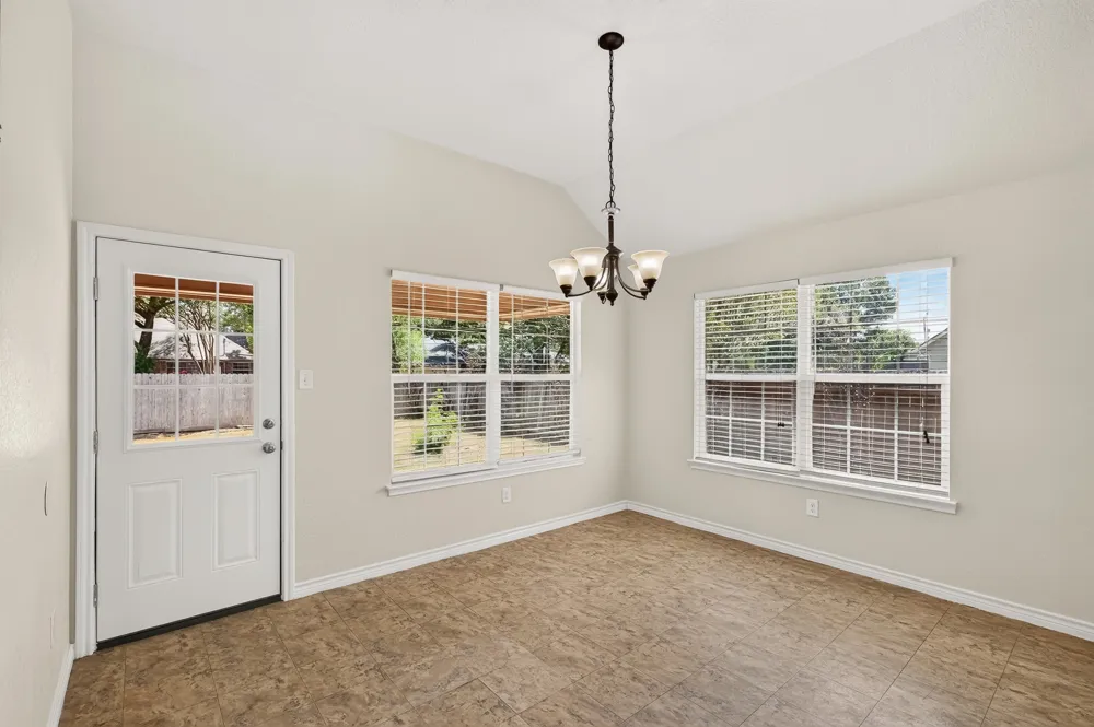 1512 Shadow Walk Lockhart, TX 78644