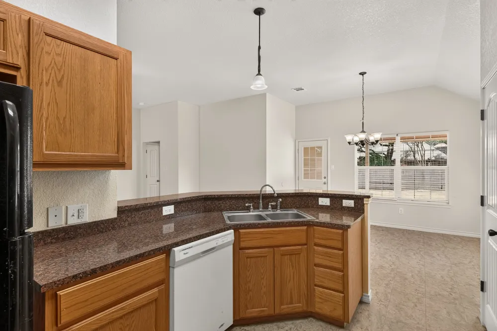 1512 Shadow Walk Lockhart, TX 78644