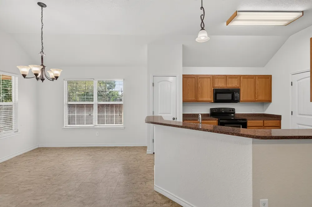 1512 Shadow Walk Lockhart, TX 78644