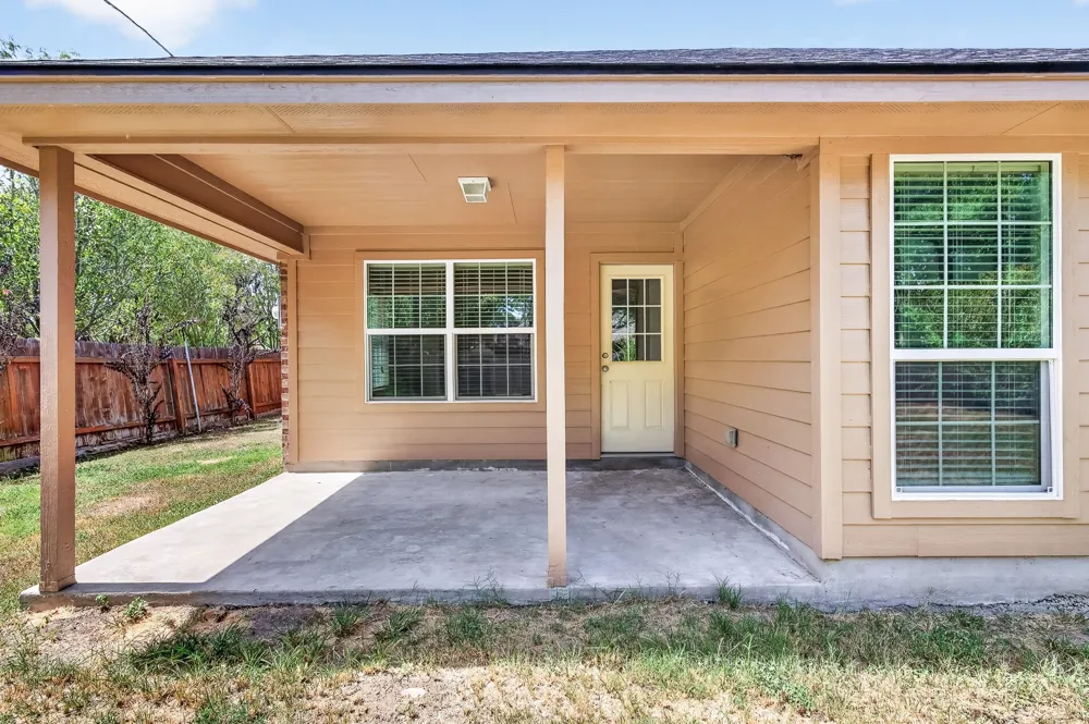 1512 Shadow Walk Lockhart, TX 78644
