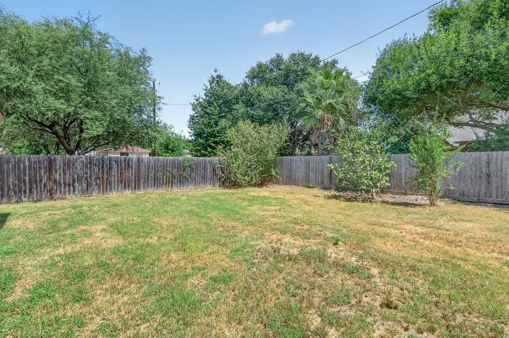1512 Shadow Walk Lockhart, TX 78644