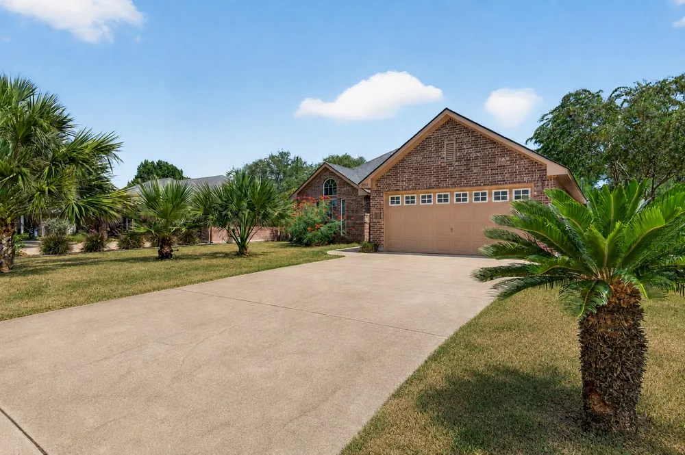 1512 Shadow Walk Lockhart, TX 78644