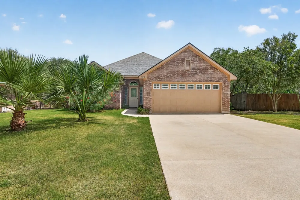 1512 Shadow Walk Lockhart, TX 78644