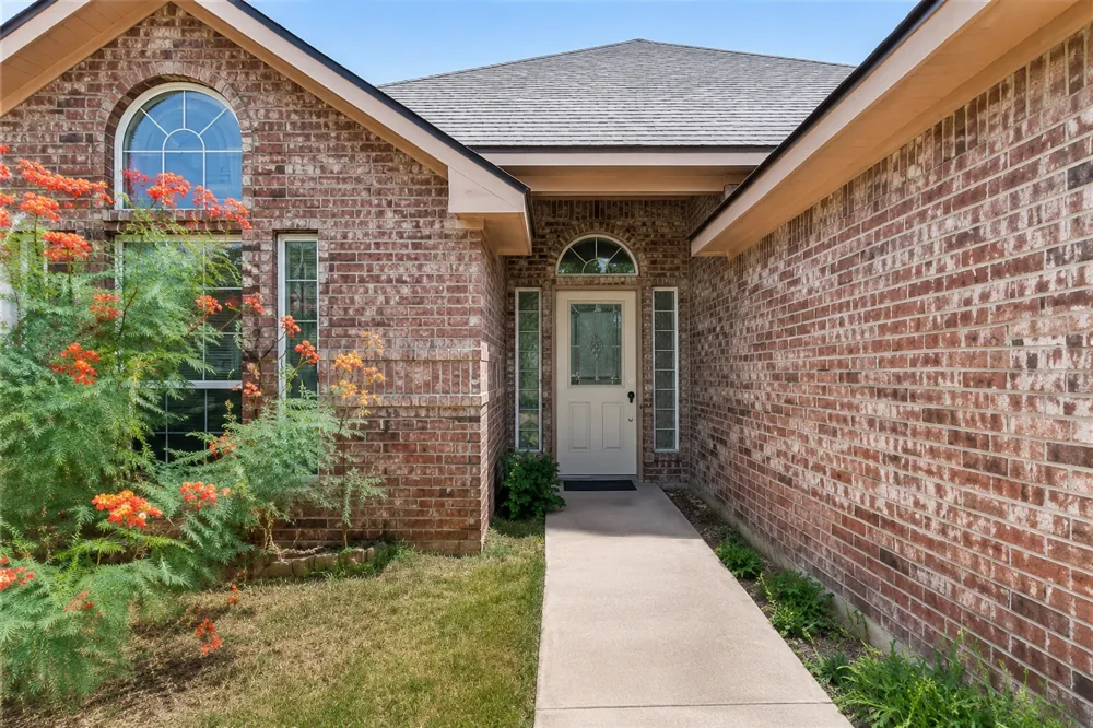 1512 Shadow Walk Lockhart, TX 78644