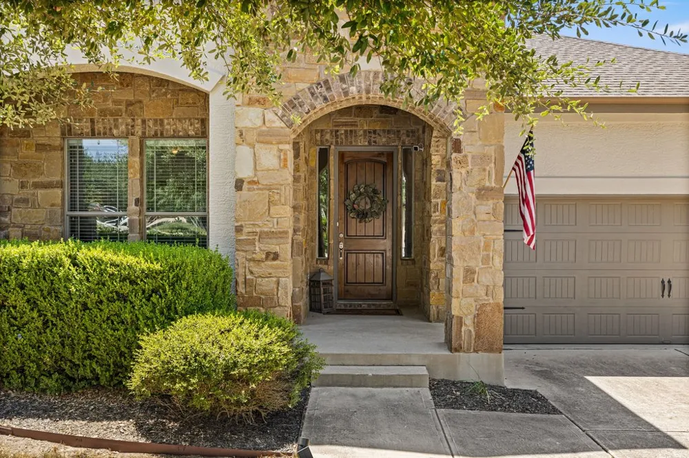 5301 Cardinal Flower Cove Spicewood, TX 78669