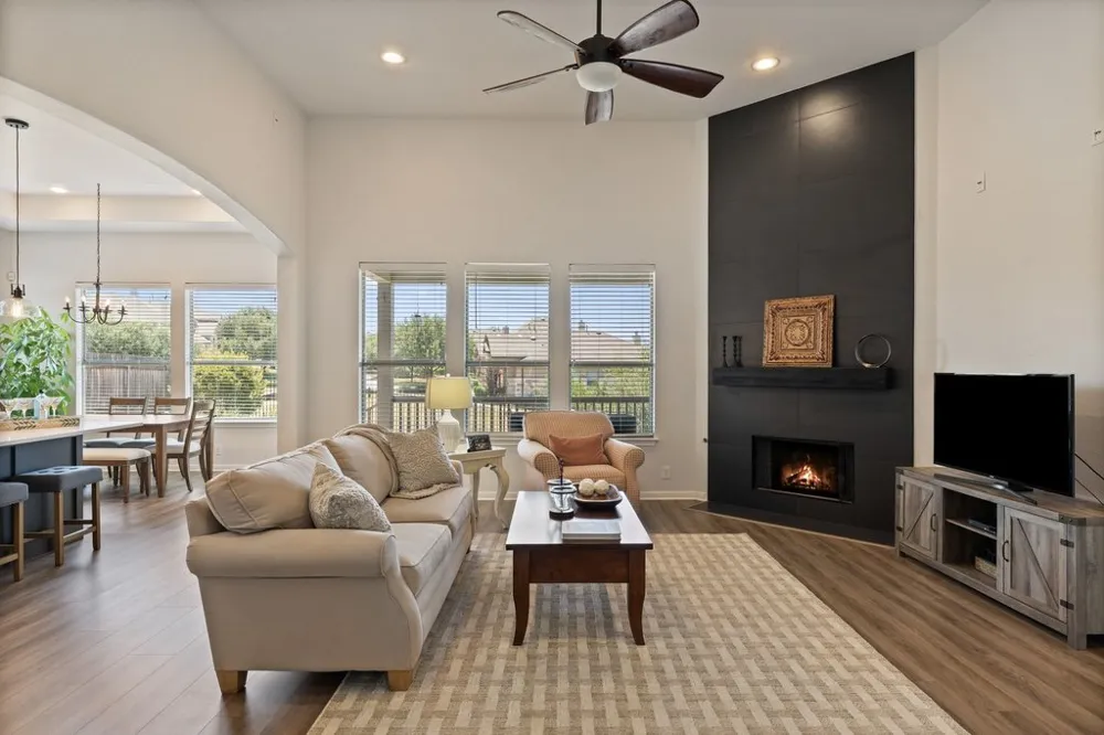 5301 Cardinal Flower Cove Spicewood, TX 78669