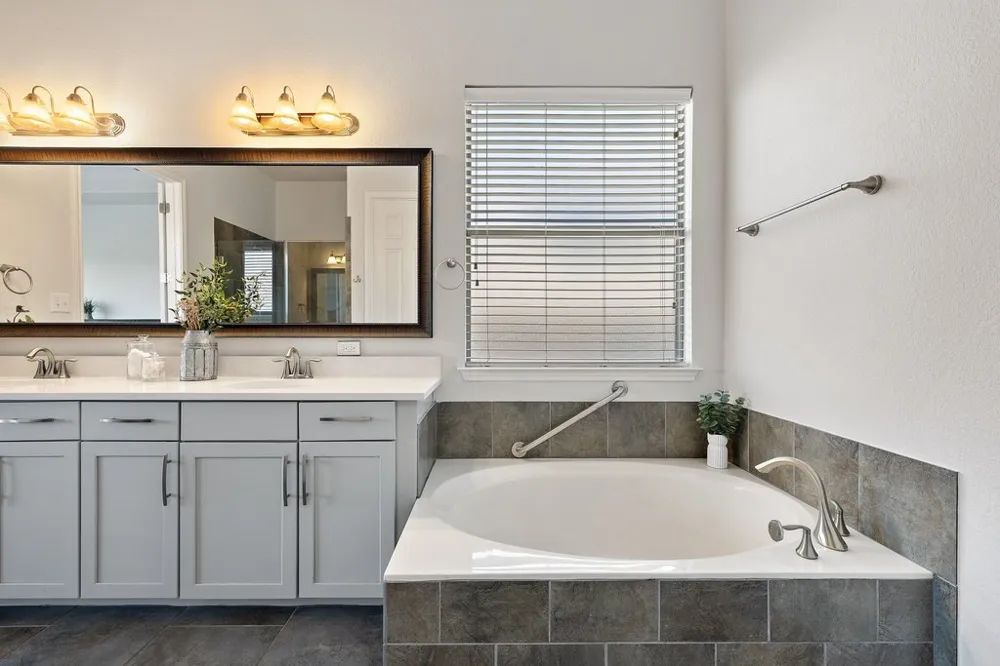 5301 Cardinal Flower Cove Spicewood, TX 78669