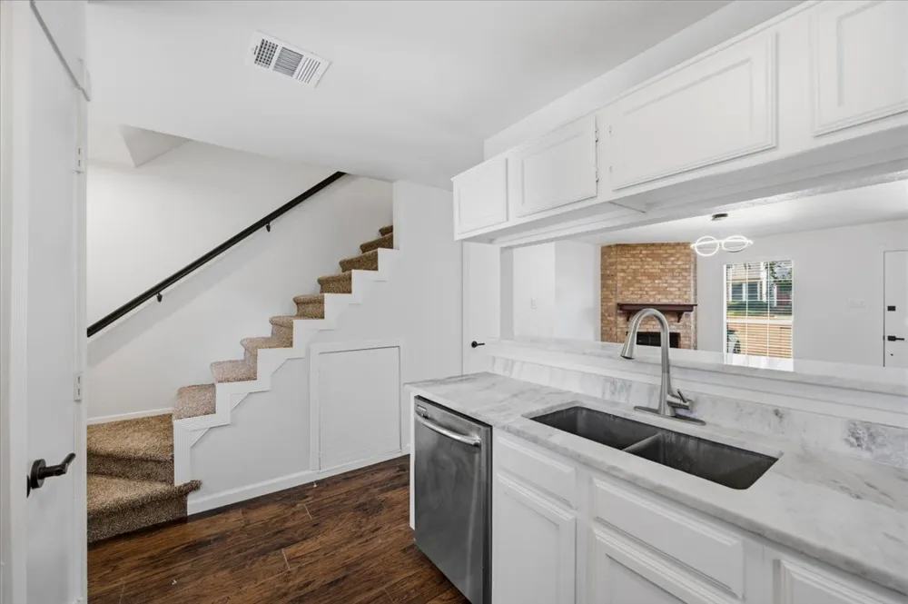 41 Abbey Road Euless, TX 76039