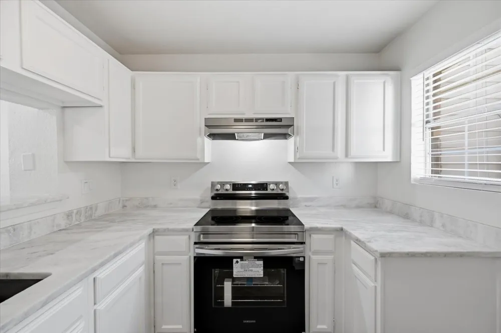 41 Abbey Road Euless, TX 76039