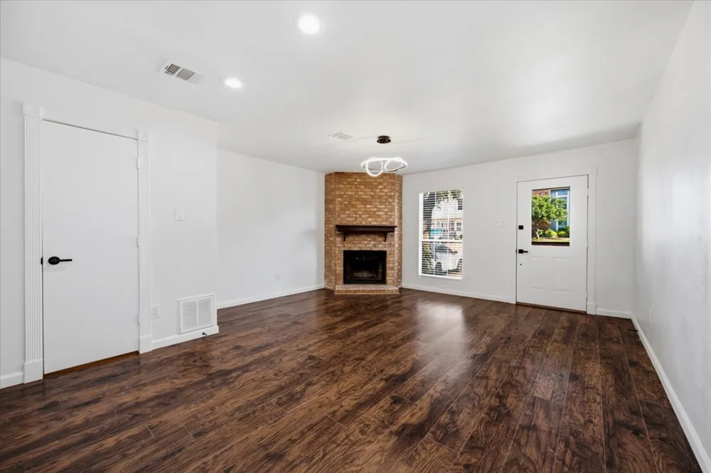 41 Abbey Road Euless, TX 76039