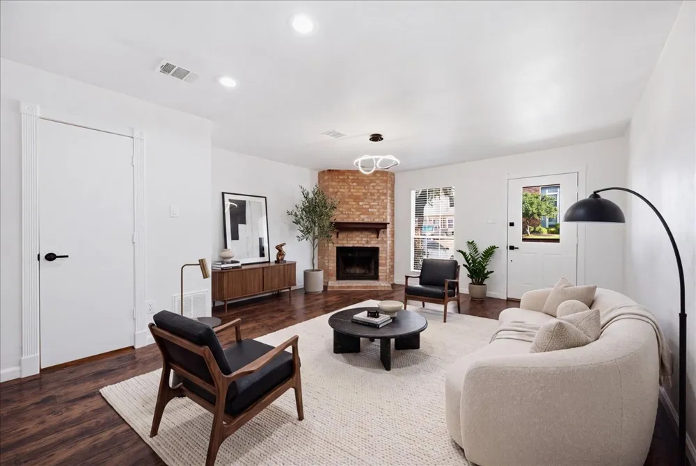 41 Abbey Road Euless, TX 76039