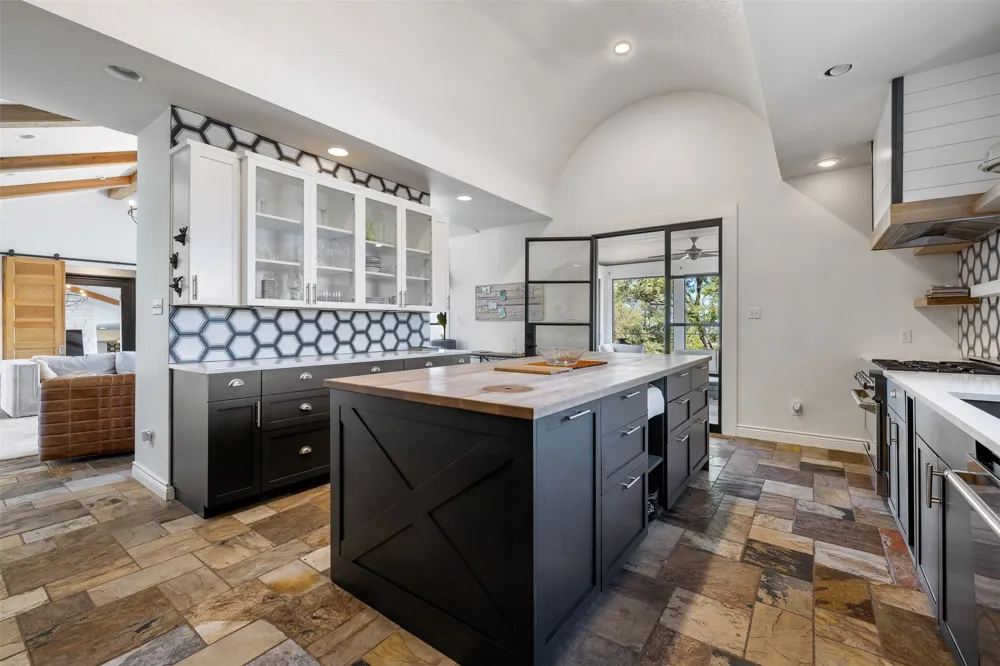 702 E Summit Drive Spicewood, TX 78669
