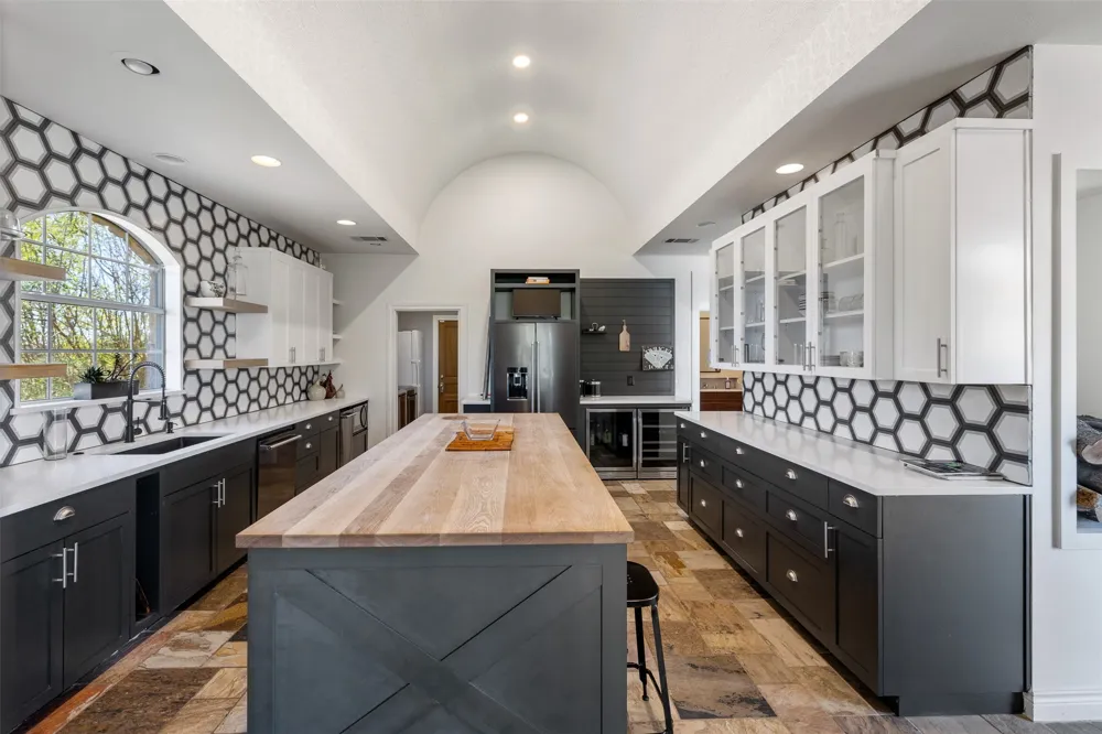 702 E Summit Drive Spicewood, TX 78669