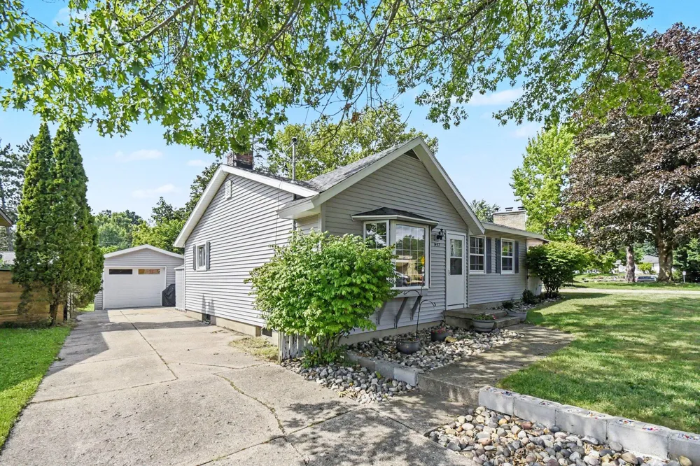 1457 Laughlin Drive NW Grand Rapids, MI 49504