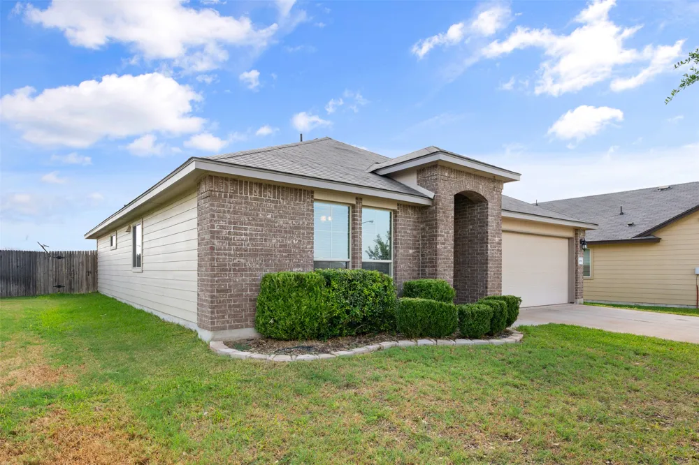 208 Plata Lane Jarrell, TX 76537