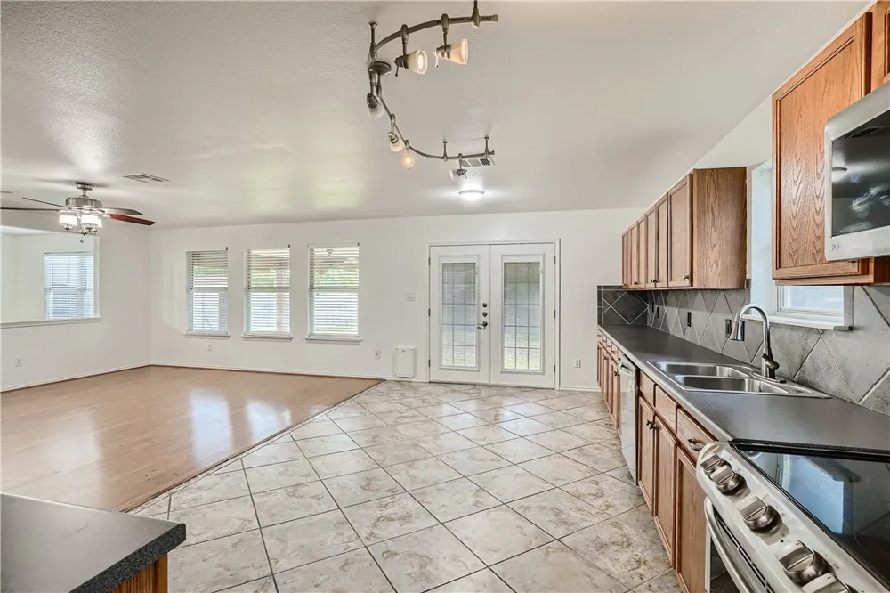 1105 Fox Sparrow Cove Pflugerville, TX 78660