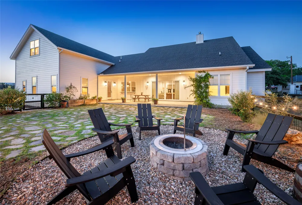 112 Roanoak Drive Dripping Springs, TX 78620