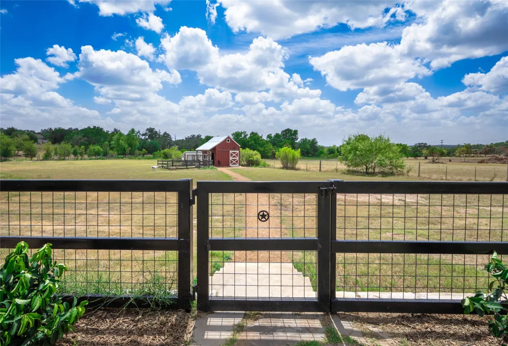 112 Roanoak Drive Dripping Springs, TX 78620